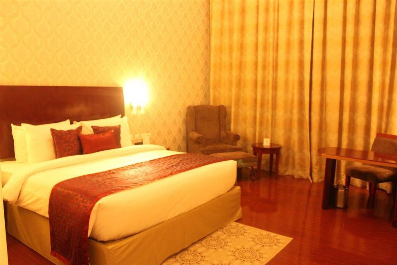 Hotel Ramada By Wyndham Jaipur Jaisinghpura Exterior foto
