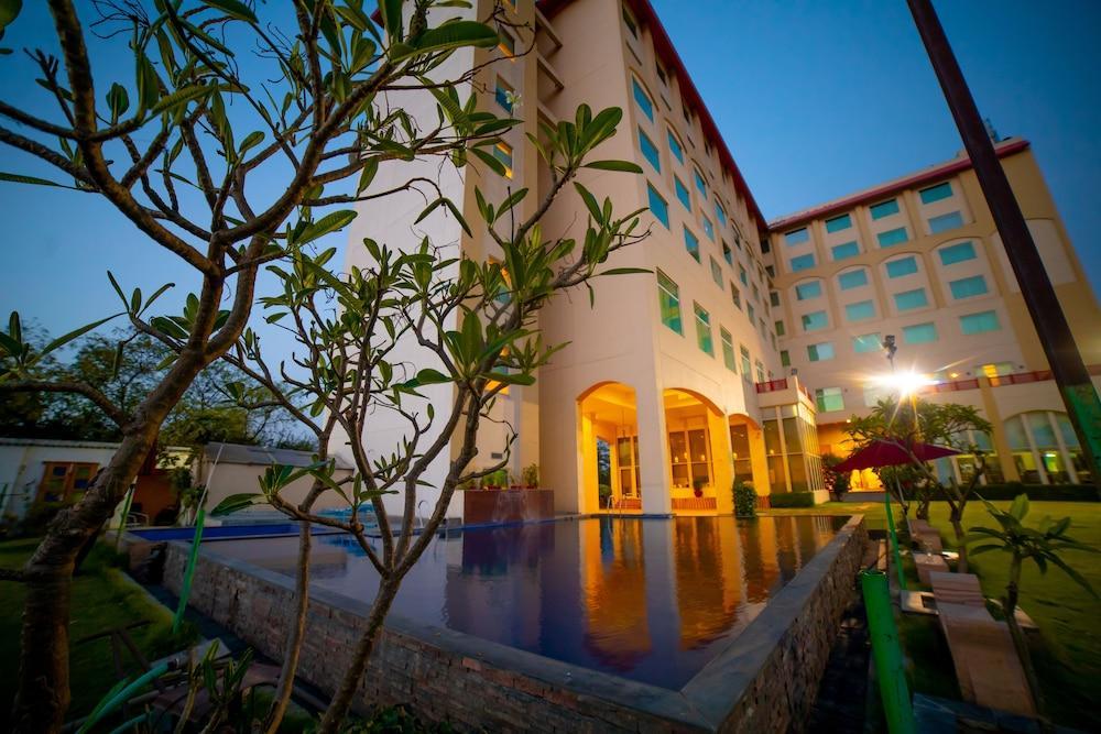 Hotel Ramada By Wyndham Jaipur Jaisinghpura Exterior foto