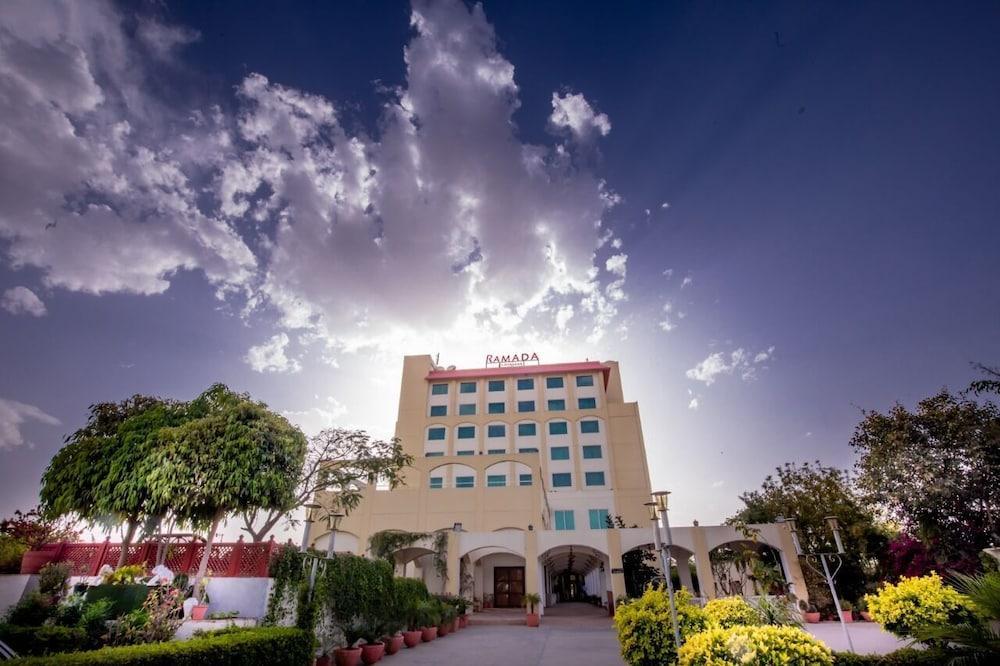 Hotel Ramada By Wyndham Jaipur Jaisinghpura Exterior foto