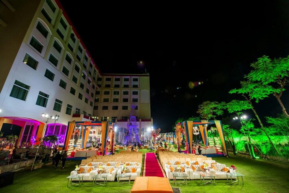 Hotel Ramada By Wyndham Jaipur Jaisinghpura Exterior foto
