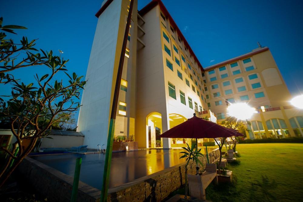 Hotel Ramada By Wyndham Jaipur Jaisinghpura Exterior foto