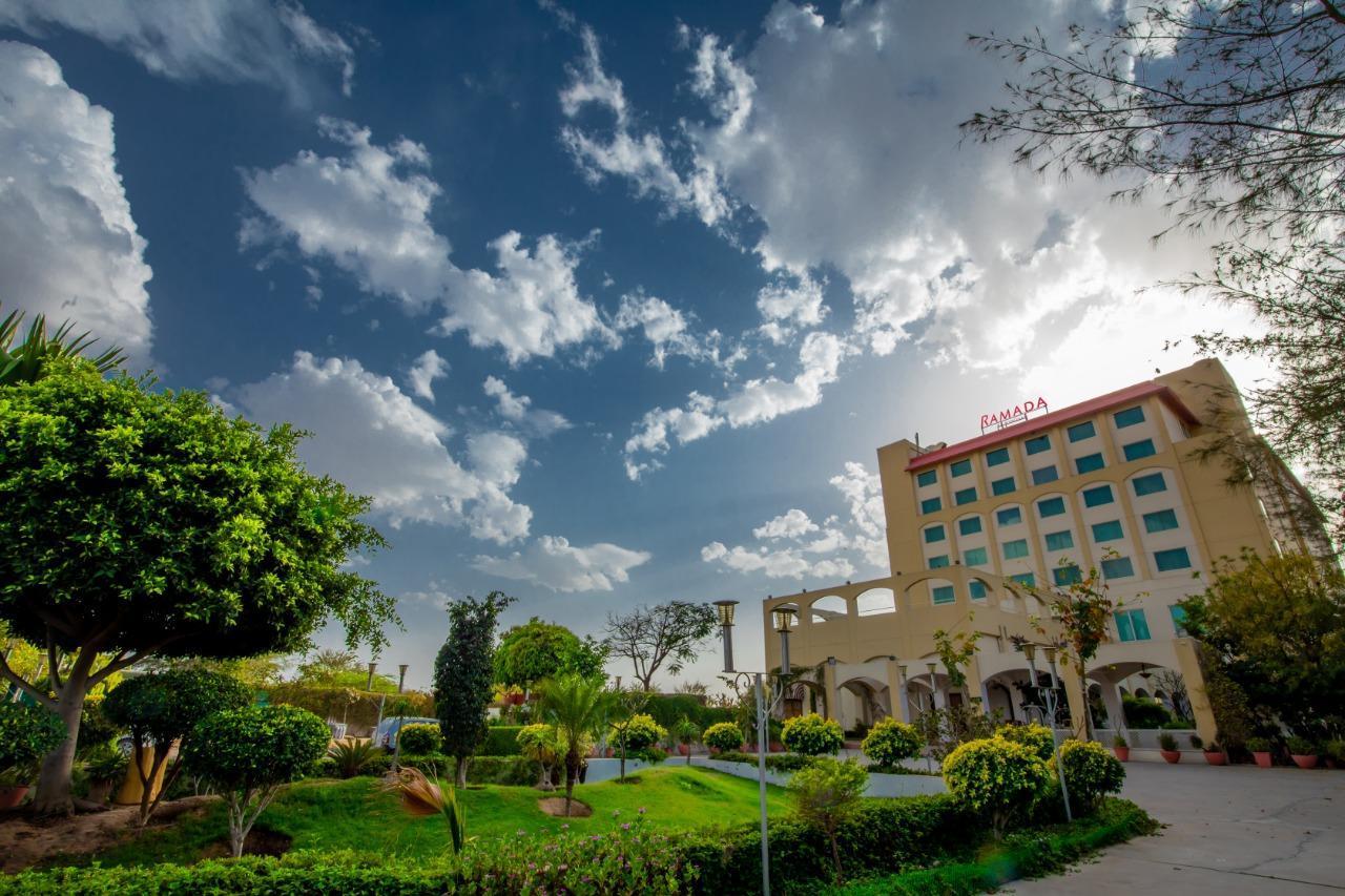 Hotel Ramada By Wyndham Jaipur Jaisinghpura Exterior foto