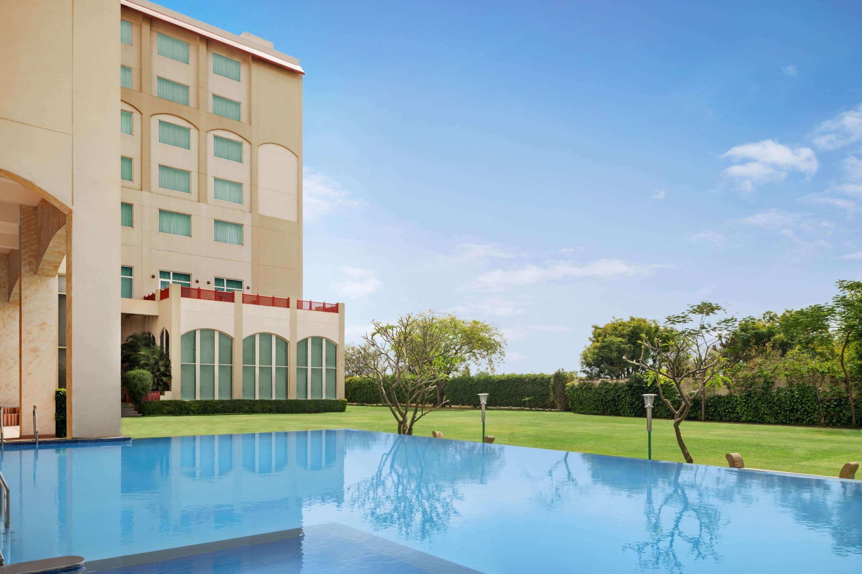 Hotel Ramada By Wyndham Jaipur Jaisinghpura Exterior foto
