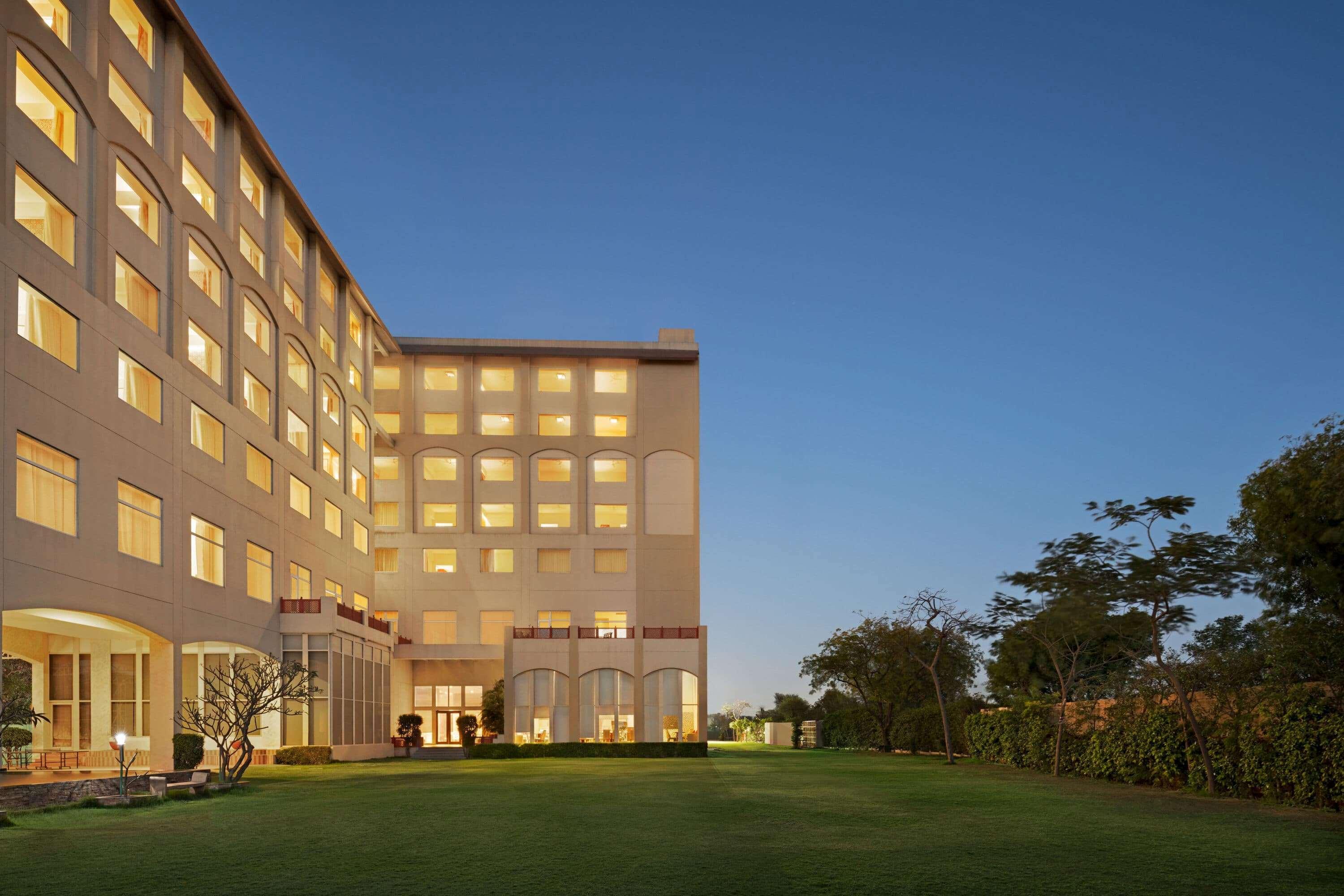 Hotel Ramada By Wyndham Jaipur Jaisinghpura Exterior foto
