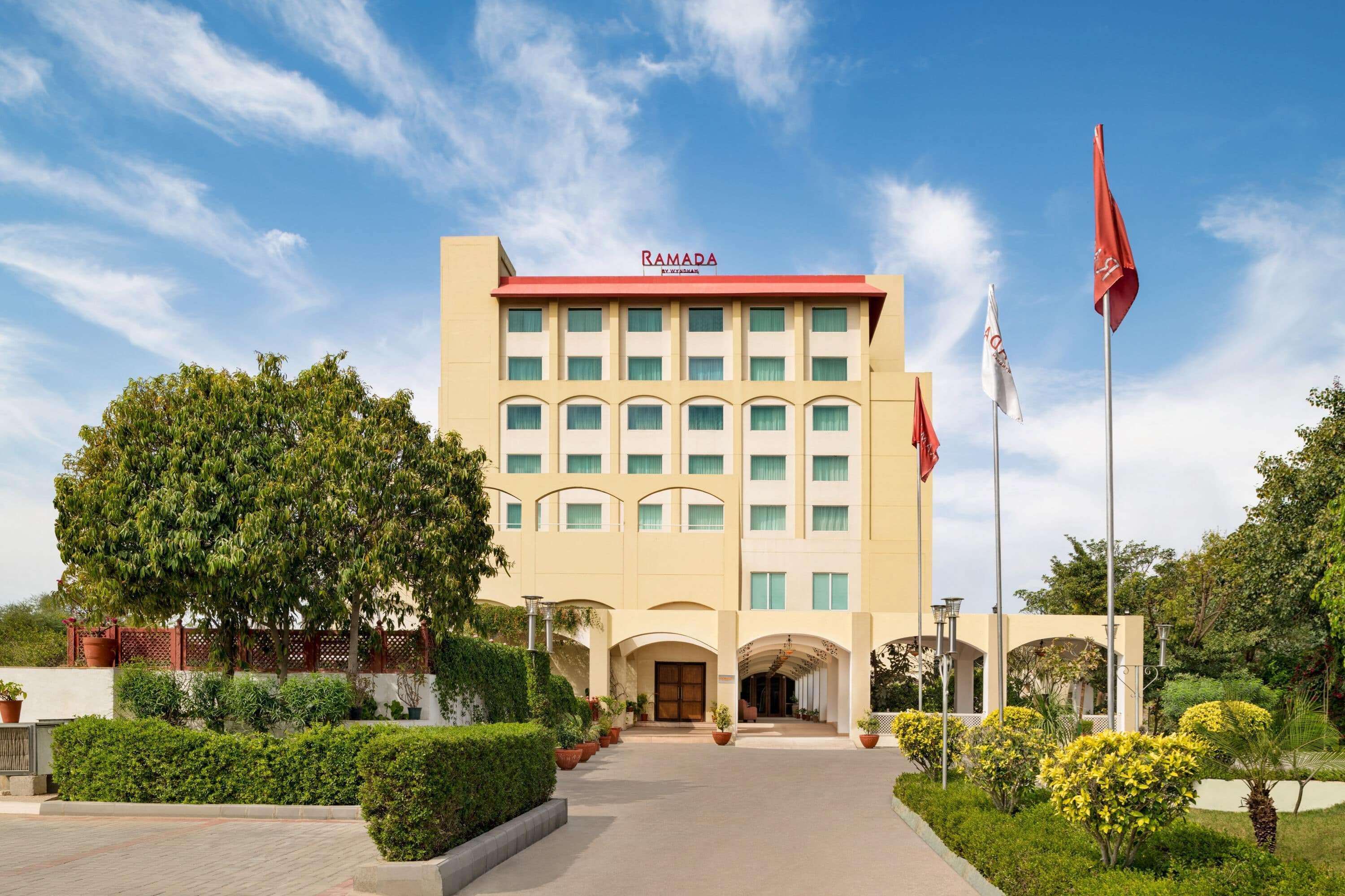 Hotel Ramada By Wyndham Jaipur Jaisinghpura Exterior foto