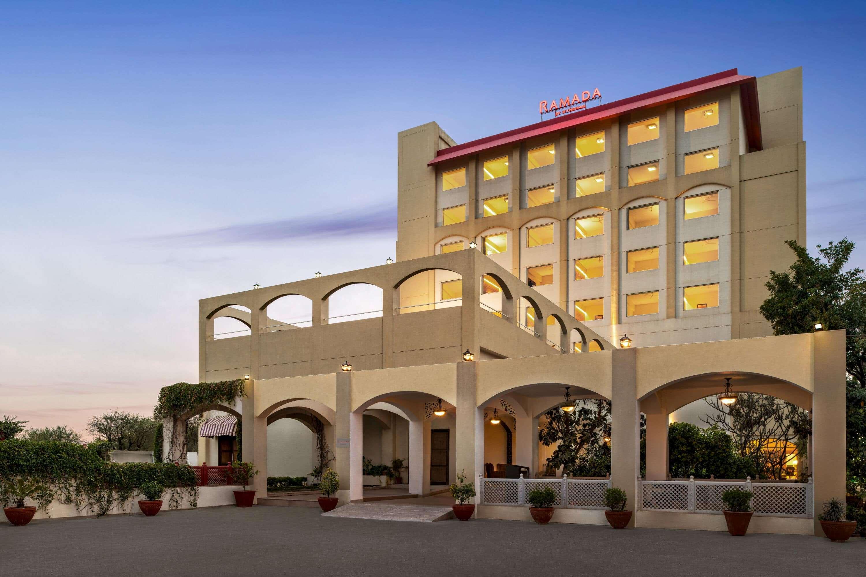 Hotel Ramada By Wyndham Jaipur Jaisinghpura Exterior foto
